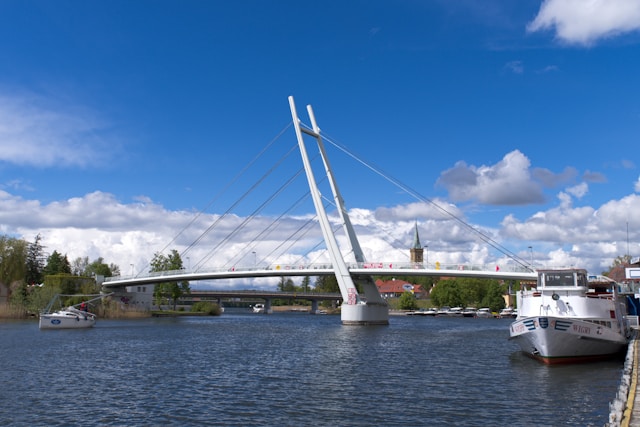 Kładka dla pieszych most w Mikołajkach